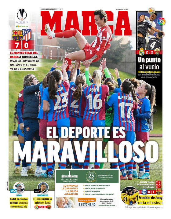 스페인 스포츠전문 '마르카'는 바르셀로나 여자 축구 선수들이 상대팀 선수를 헹가래하는 사진을 내걸었습니다. (사진='마르카' 캡처)