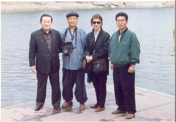 삼부토건 네팔 현장을 방문한 조남욱 회장(왼쪽부터), 심무정 씨. 1998년 촬영 