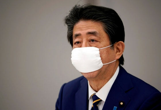 '아베마스크'로 불리는 마스크를 착용한 아베 신조 일본 전 총리. 〈사진=로이터 연합뉴스〉