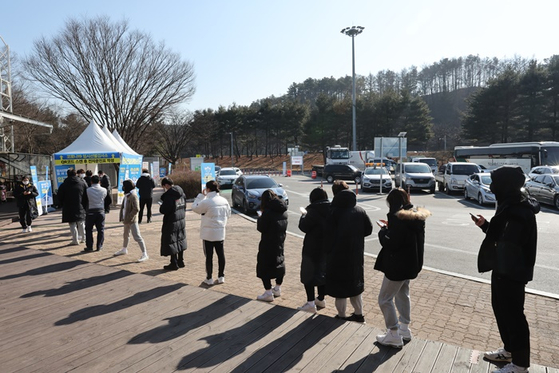 용인시 처인구 용인휴게소(인천 방향)에 마련된 임시 선별검사소. 〈사진-연합뉴스〉