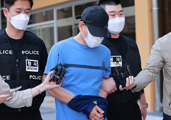 이혼 소송 중인 아내를 흉기로 살해한 장모씨가 지난해 9월 서울 강서경찰서에서 이송되고 있다. 2021. 09. 10 〈사진=연합뉴스〉