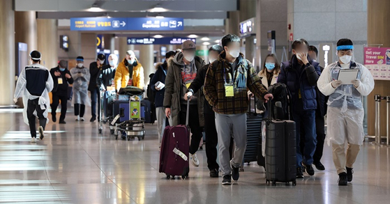 인천국제공항 제1여객터미널 입국장에서 해외 입국자들이 이동하는 모습. 〈사진-연합뉴스〉