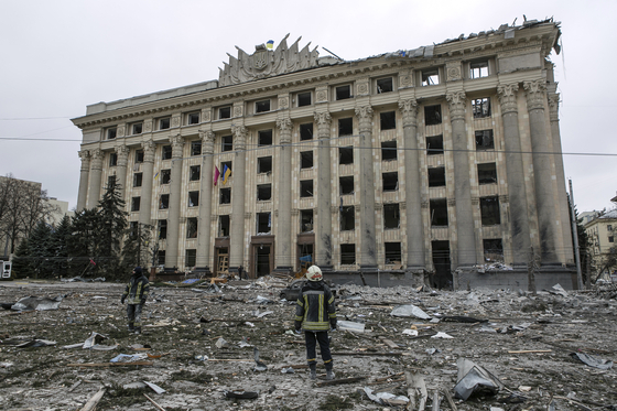 폭격을 받은 우크라이나 하르키우의 한 건물 모습. 〈사진=AP 연합뉴스〉
