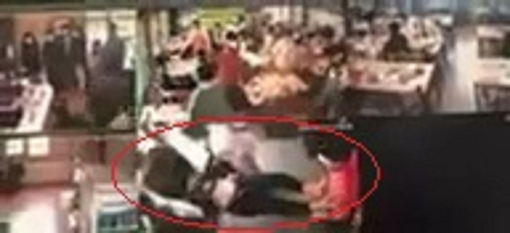 사고가 난 식당 내부 CCTV 캡처. 붉은색 동그라미 안으로 119구급대가 쓰러진 남성을 들것에 싣고 나가는 모습