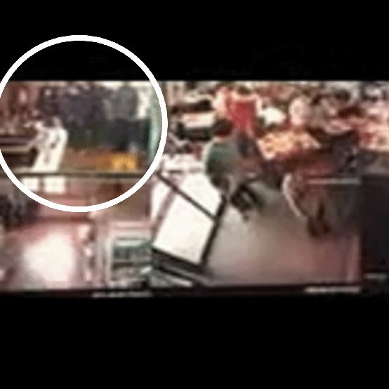 사고가 난 식당 내부 CCTV 영상. 하얀색 동그라미 안으로 최재성 소방사가 쓰러진 남성에게 심폐소생술을 하는 모습
