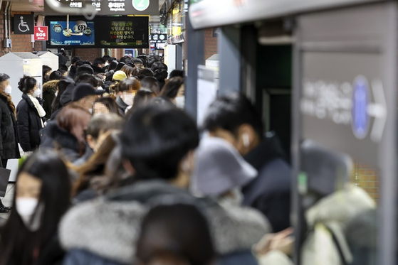 퇴근시간 서울 지하철 시청역에서 시민들이 지하철을 기다리는 모습. 〈사진-연합뉴스〉 