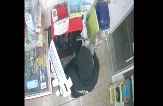 7일 새벽 부산에 위치한 무인 아이스크림 점포에서 가위로 결제기를 열어 현금을 훔치는 남성의 모습이 CCTV를 통해 공개됐다. 〈사진=부산경찰청 제공〉