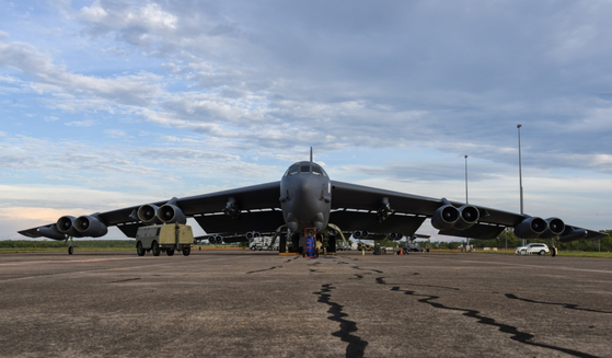 호주 북동부 다윈의 호주공군(RAAF) 기지에서 정비를 받고 있는 전략폭격기 B-52. 〈사진=노틸러스 연구소〉