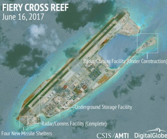 남중국해에 건설한 중국의 군사시설. 항모처럼 활주로가 건설돼 있다. 〈사진= CSIS/AMTI〉