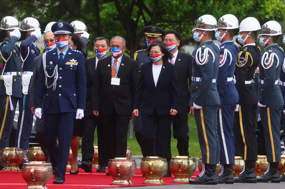 3월 22일 타이베이 총통부에서 마셜제도 데이빗 카부아 대통령과 차이잉원 대만 총통이 의장대를 사열하고 있다. 〈사진=로이터, 연합뉴스〉