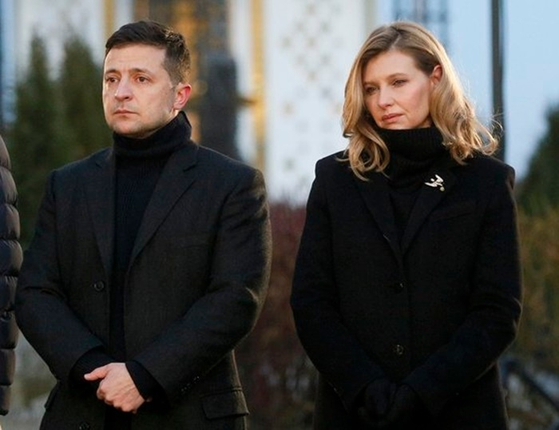 볼로디미르 젤렌스키(왼쪽) 우크라이나 대통령과 부인 올레나 젤렌스카 여사. 〈사진-AP?연합뉴스〉