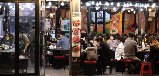 지난 14일 밤 서울 마포구 홍대 인근 음식점이 저녁 식사를 하는 시민들로 붐비고 있다. 〈사진=연합뉴스〉