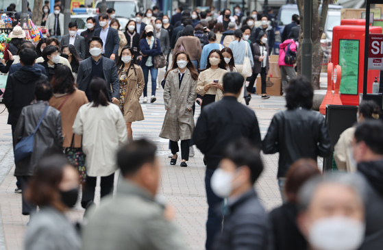 지난 14일 서울 명동거리에서 시민들이 마스크를 쓴 채 걸어가고 있다. 〈사진=연합뉴스〉