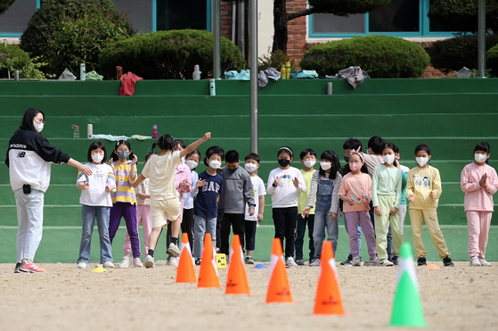 거리두기 조치가 모두 해제된 18일 오전 광주 남구의 한 초등학교에서 3학년 학생들이 운동회를 하고 있다. 〈사진-연합뉴스〉