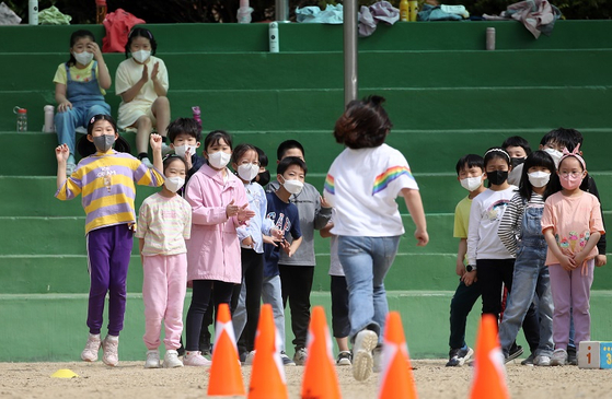거리두기 조치가 모두 해제된 18일 오전 광주 남구의 한 초등학교에서 3학년 학생들이 운동회를 하고 있다. 〈사진-연합뉴스〉