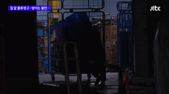 서울 성동구 쿠팡성동1캠프의 야간 작업 모습. 주변이 다 어두워진 밤에도 이곳은 바삐 돌아간다.
