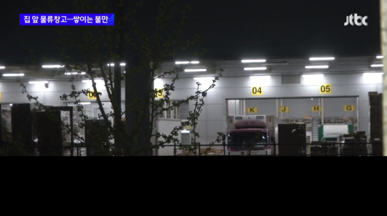 롯데광명물류센터 앞 오피스텔 주차장에서 촬영한 모습. 새벽 1시 30분에도 건물 전체가 환하다.