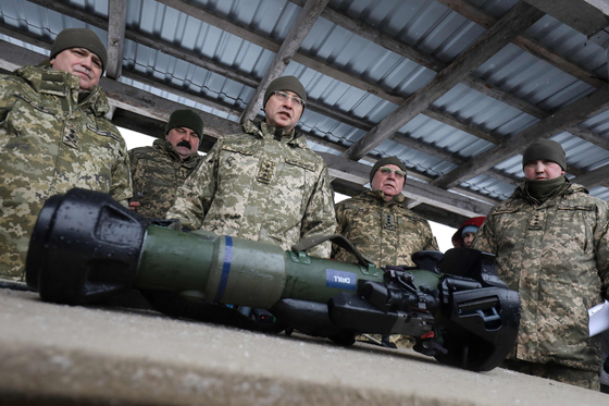영국 대전차 무기 앞에 서있는 우크라이나 군사들 〈사진출처=연합AFP〉