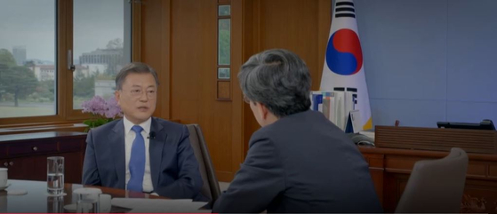 25일 JTBC는 문 대통령과 손석희 전 앵커가 지난 14일 진행한 1대1 대담을 '대담 문재인의 5년'이라는 제목으로 방송했다.〈사진=JTBC 방송화면 캡처〉