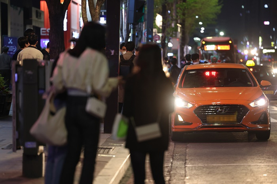 서울 강남역 인근에서 시민들이 택시를 잡기 위해 서 있는 모습. 〈사진-연합뉴스〉