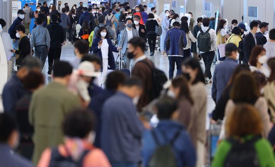 정부가 다음 달 2일부터 실외 마스크 착용 의무를 해제하기로 한 29일 오전 서울 김포공항 탑승장이 탑승객들로 붐비고 있다. 〈사진=연합뉴스〉