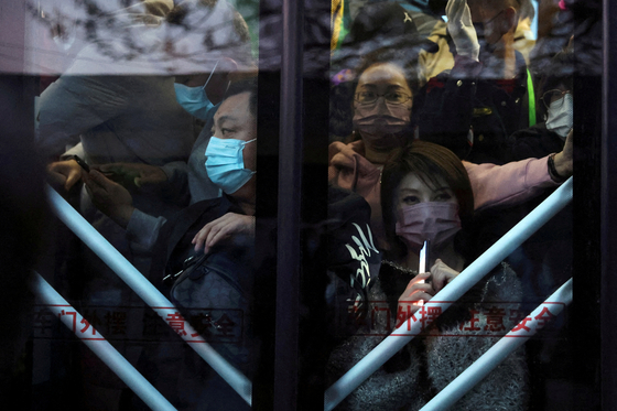 베이징으로 출근하는 허베이성 직장인들. 〈사진=로이터, 연합뉴스〉