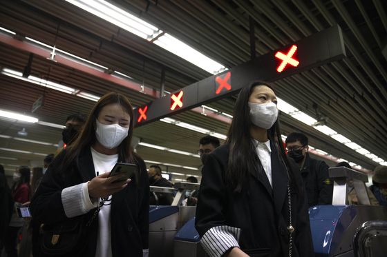 4월 22일 베이징의 지하철 개찰구를 마스크를 쓴 직장인들이 지나고 있다. 확진자가 폭증하면서 상하이에 이어 베이징도 봉쇄의 우려가 퍼지고 있다. 〈사진=AP, 연합뉴스〉