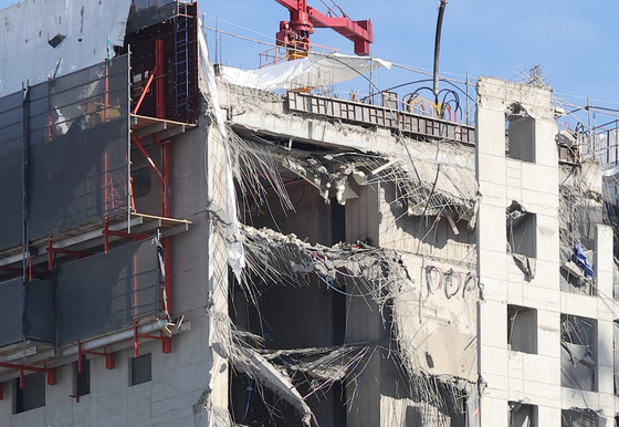  지난 1월 11일 '광주 화정 아이파크' 신축 공사 현장에서 아파트 외벽과 슬래브가 붕괴하는 사고가 발생했다. (사진=연합뉴스)