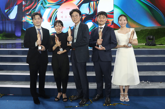 TV 부문 대상을 수상한 '오징어 게임'의 주역들. 사진=백상예술대상 특별취재반