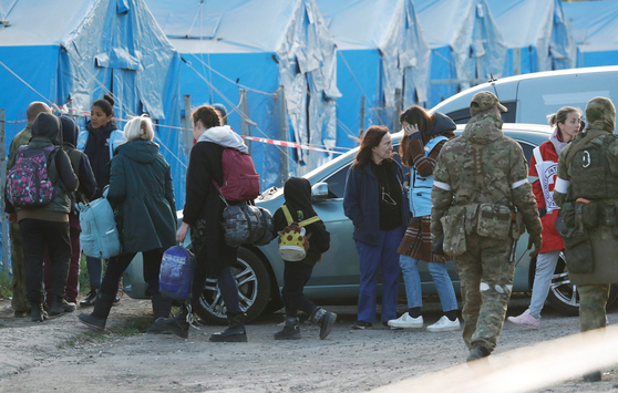 아조우스탈 제철소에서 탈출한 민간인들이 임시 숙소로 들어가고 있다. [사진출처=연합뉴스로이터]