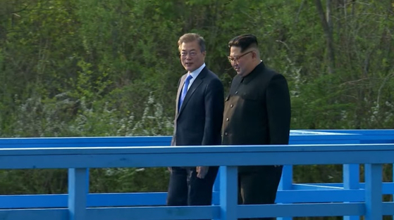문재인 대통령(왼쪽), 김정은 북한 국무위원장. 〈사진=청와대 유튜브 영상 캡처〉