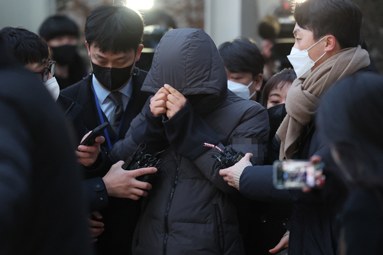 지난 2월 강동구청 공무원 김씨가 검찰로 송치되고 있다 〈사진=JTBC〉
