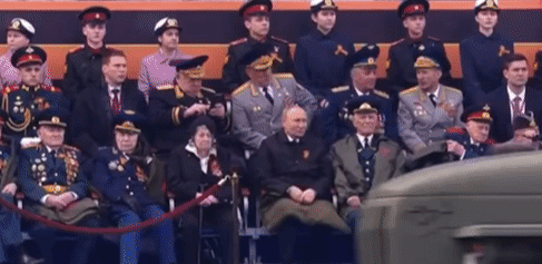 제2차 세계대전 종전 제77주년(전승절) 기념 열병식에 참석한 블라디미르 푸틴 러시아 대통령의 모습이 공개된 가운데 그의 건강 이상설이 외신을 중심으로 퍼졌다. 〈영상=트위터 캡처〉