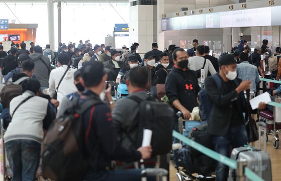 사람들도 붐비는 인천공항 제1터미널 출국장 〈사진=연합뉴스〉 