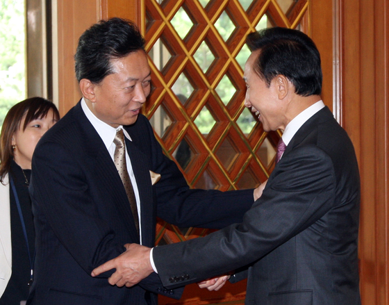鳩山前首相は2009年に青瓦台を訪れ、李明博（イ・ミョンバク）大統領と挨拶を交わした。  