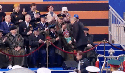 제2차 세계대전 종전 제77주년(전승절) 기념 열병식에 참석한 블라디미르 푸틴 러시아 대통령의 모습이 공개된 가운데 그의 건강 이상설이 외신을 중심으로 퍼졌다. 〈영상=트위터 캡처〉