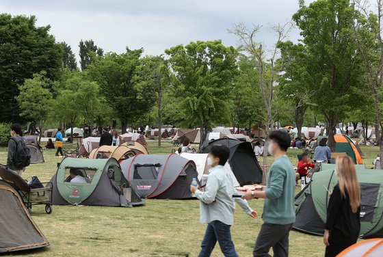 텐트로 가득한 한강공원 〈사진=연합뉴스〉