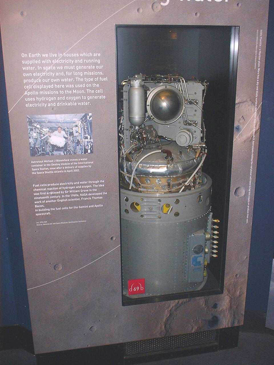 1965년 유인우주선 제미니호와 1969년 최초 유인 달 탐사선 아폴로 11호에 사용된 수소 연료전지 〈사진 출처 : 스미소니언 박물관〉