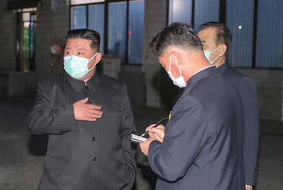 김정은 위원장이 마스크를 쓰고 평양시 안의 약국들을 찾아 의약품 공급실태를 직접 파악하고 있다. 〈사진-연합뉴스/조선중앙통신〉