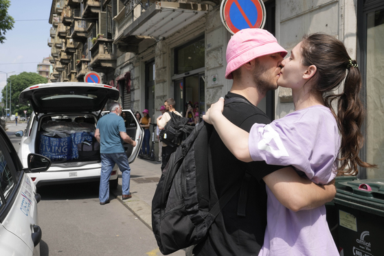 '칼루시 오케스트라'의 리더 올레흐 프시우크가 여자친구와 호텔 앞에서 이별하는 장면, in Turin, Italy, Sunday, May 15, 2022. (AP Photo/Luca Bruno)