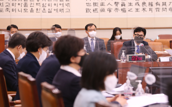 한동훈 법무부 장관 후보자가 지난 9일 오후 서울 여의도 국회에서 열린 인사청문회에서 의원들의 질의에 답변하고 있다. 〈사진=국회사진기자단〉