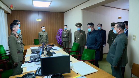 김정은 북한 국무위원장이 지난 12일 국가비상방역사령부를 방문해 코로나19 방역실태를 점검하고 전국적인 전파상황을 요해했다고 조선중앙TV가 13일 보도했다. 〈사진=조선중앙통신·연합뉴스〉