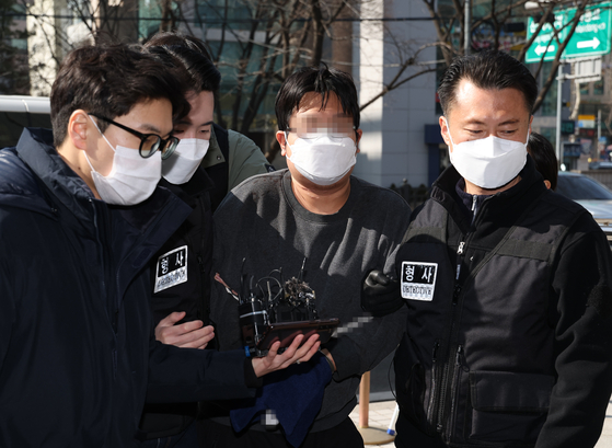 가족들을 살해한 혐의를 받는 김모 씨가 서울남부지법의 영장 실질 심사에 출석하고 있다. 〈사진=연합뉴스〉