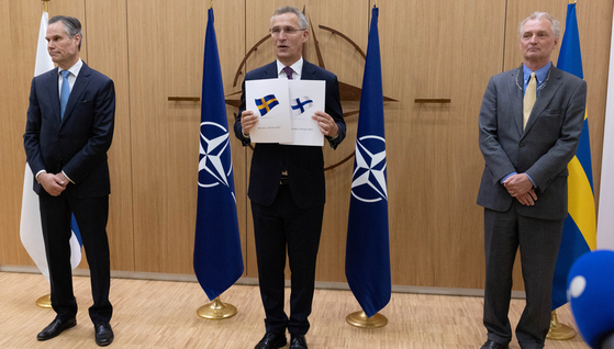 〈사진-NATO〉