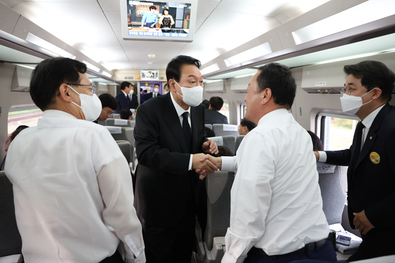 광주행 특별열차에서 여당 의원들과 인사하는 윤석열 대통령 〈사진=연합뉴스〉