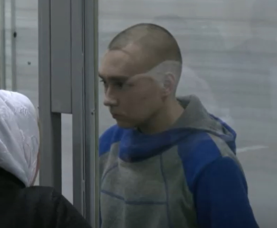 현지시간 18일 로이터통신, BBC 등 외신에 따르면 러시아 육군 소속 부사관 바딤 시시마린(21) 하사가 우크라이나 수도 키이우 법원에서 열린 첫 전쟁범죄 재판에서 혐의를 모두 인정했다. 〈사진=로이터통신 영상 캡처〉