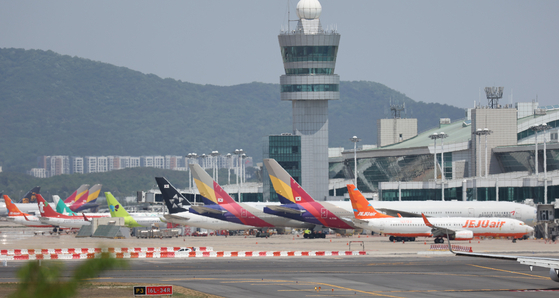 지난 16일 영종도 인천국제공항에 아시아나항공과 LCC 항공사 여객기들이 보이고 있다. 〈사진=연합뉴스〉