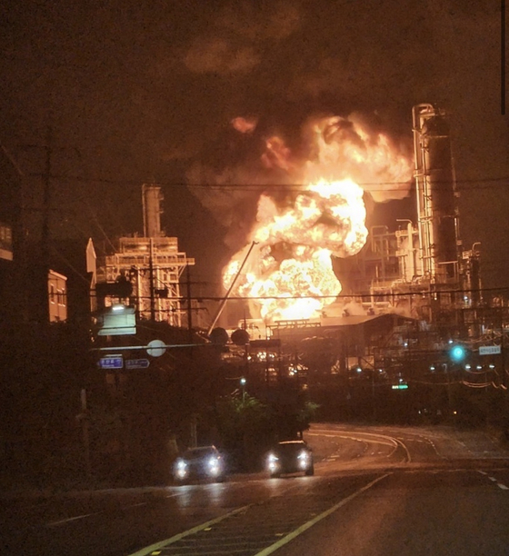 오늘 오후 8시 50분쯤 폭발사고가 난 울산 남구 에스오일 공장 〈시청자 제공 사진〉