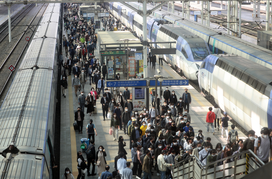 지난 12일 오전 서울역에서 이용객들이 이동하고 있다. 〈사진=연합뉴스〉