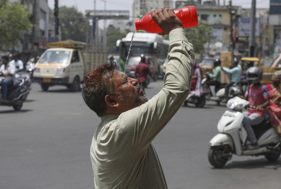 지난 14일 인도 하이데라바드에서 한 남성이 얼굴에 물을 붓고 있다. 〈사진=AP 연합뉴스〉